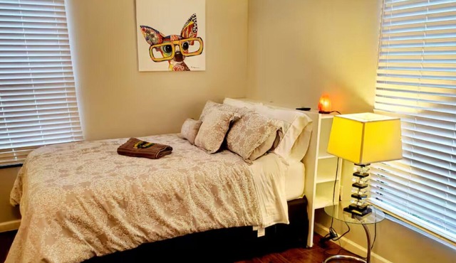 Modern 1-Bed Apartment Minutes from Denton Square - Depa