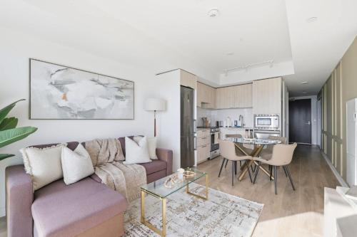 Modern 1BR Suite Steps to Subway City Views