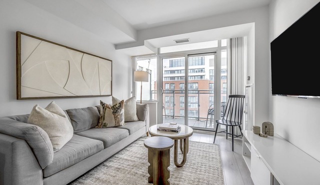 Modern 2 bed+2 bath Downtown Toronto Condo. Parking available