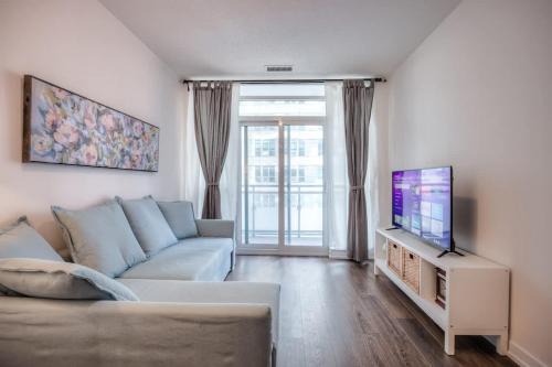 Modern 2BR Condo in Midtown Toronto with Balcony