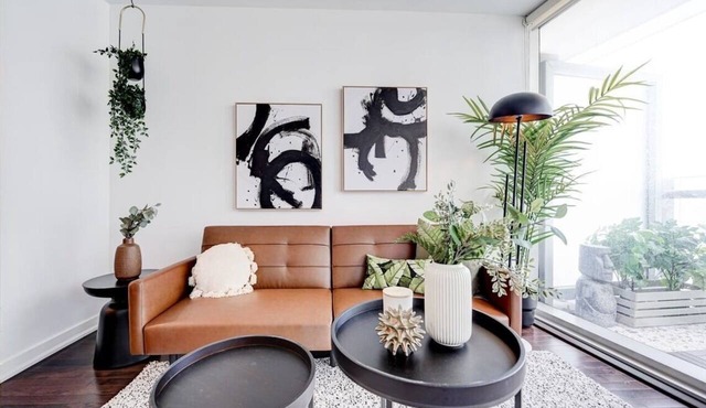 Modern 2BR Downtown Stay Near Scotiabank Arena
