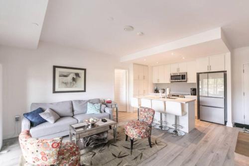 Modern 2BR Getaway with Balcony, BBQ and Parking