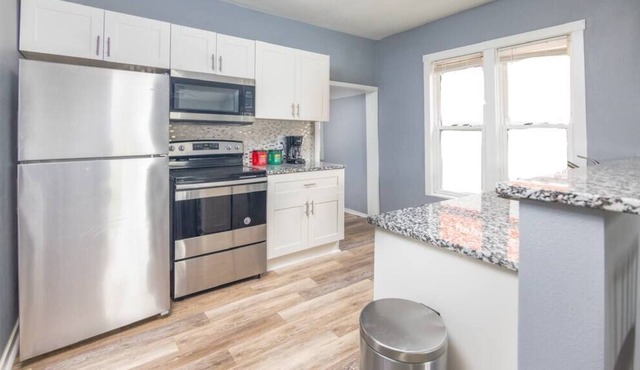 Modern 2BR Home w Free Parking in Valley Junction