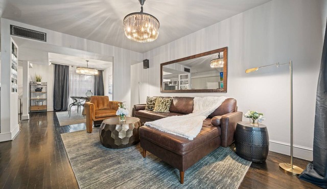 Modern 3-bed loft with pool, courtyard, and prime walkable Dallas location.