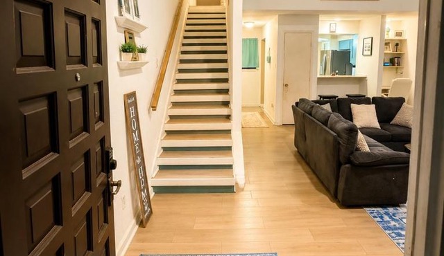 Modern 3 Story Home 9 Min to DFW w King Suite Pool