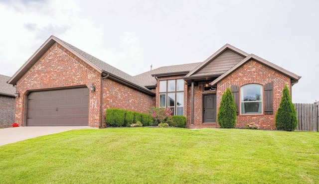 Modern 3BR Retreat EV Charger Fenced Yard by XNA