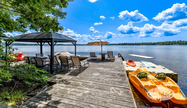 Modern 4 bed 3 bath cottage on Lake Muskoka. Sleeps 10!