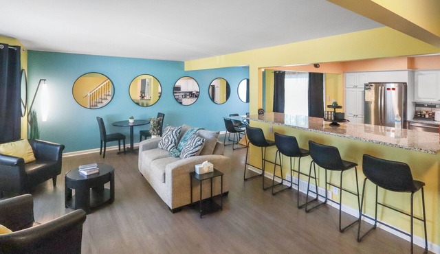 Modern 6BR West Omaha, 2-Car Garage, W/D, Smart TV, Pet-Friendly, 1 Gbps
