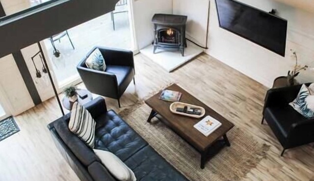 Modern A-frame, Large Deck, 5 Min walk to Main st.