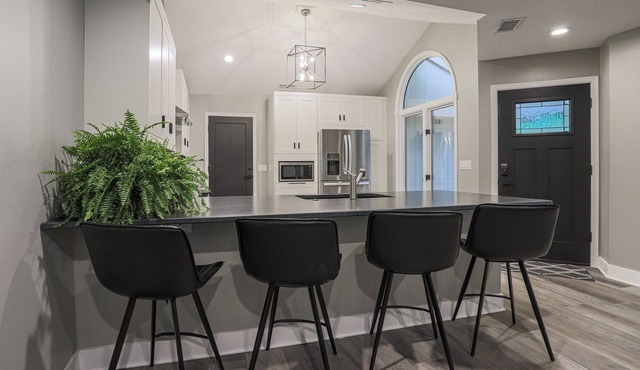 Modern and comfy! Close to downtown Omaha(Berkshire, Graduation, zoo & more)