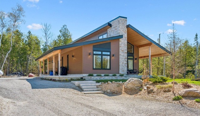 Modern | 4-Bedroom | Lake Huron | AC