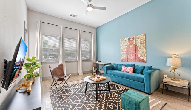 Modern & Chic 1BR Luxury Apts Close to Downtown & Airport