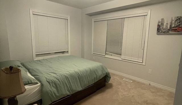 Modern Clean 1 Bedroom Apartment with Free Parking