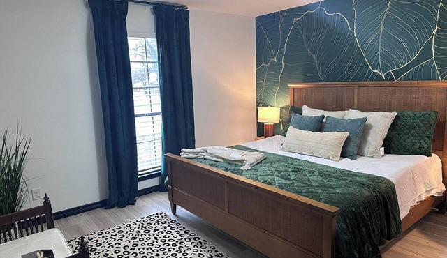 Modern Colorful 3 Bedroom Retreat a block off the Square in Saint Jo