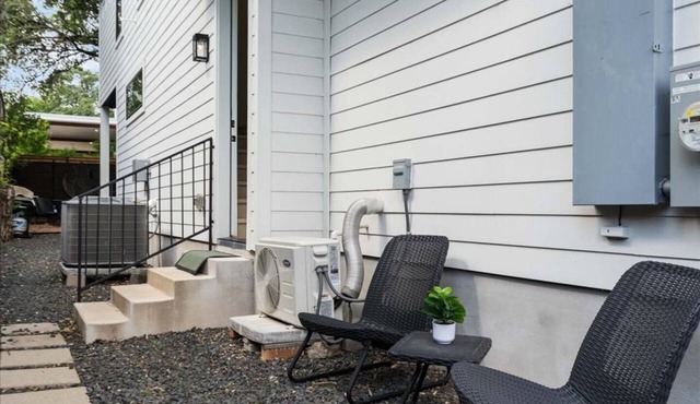 Modern Downtown Apt Fast Wi-Fi & Parking