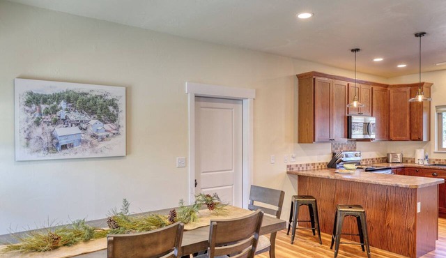 Modern Gold Mining Condo 2 Bedroom King Master, Minutes from Mt. Rushmore and local attractions.