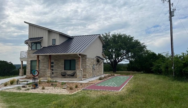 Modern house only minutes away from Fossil Rim Wildlife Center & Dinosaur Park.