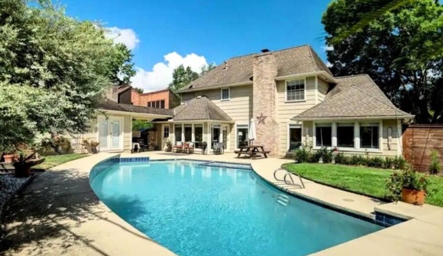 Modern Houston Home nr Med Center & NRG - Pool, Wi‑Fi, Parking, Family‑Friendly