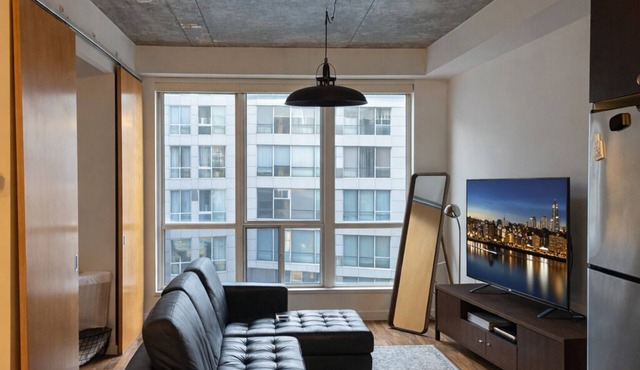 Modern Loft 1BD/1BA in King West
