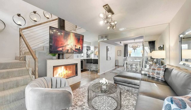 Modern loft with king suite, resort pool, and historic charm in Swiss Avenue.