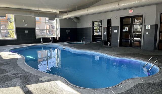 Modern Luxurious 2 BR Condo + Pool + Hot Tub + Games Room + Gym