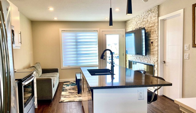 Modern & Luxurious Private Suite in Regina