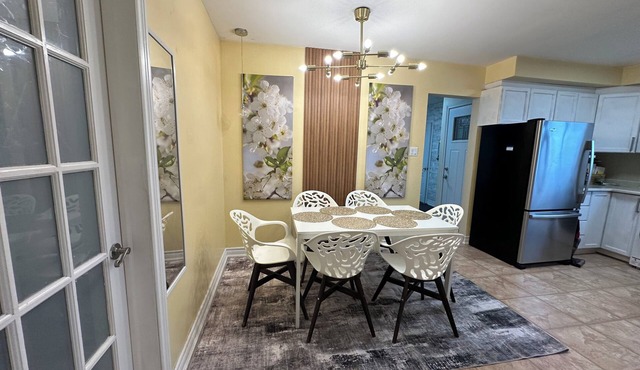 Modern Main-Floor Suite Free Parking Near Downtown
