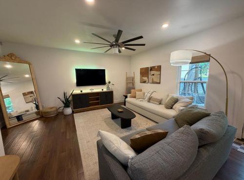 Modern Oak Lawn 3BR w EV & Yard