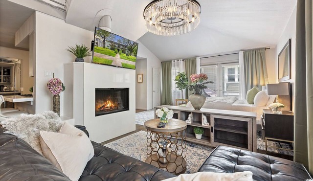 Modern & Stylish 2BR/1BA loft in Dallas’ Historic Deep Ellum/Junius Heights District. Features king & queen beds, private balcony, and access to an offsite award-winning courtyard retreat.