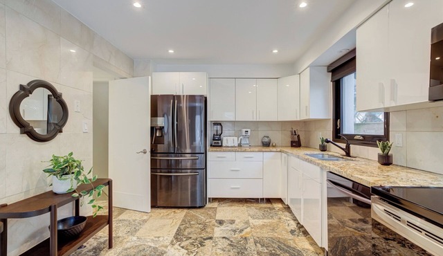Modern Stylish 5BR Home with Gazebo/BBQ/Parking