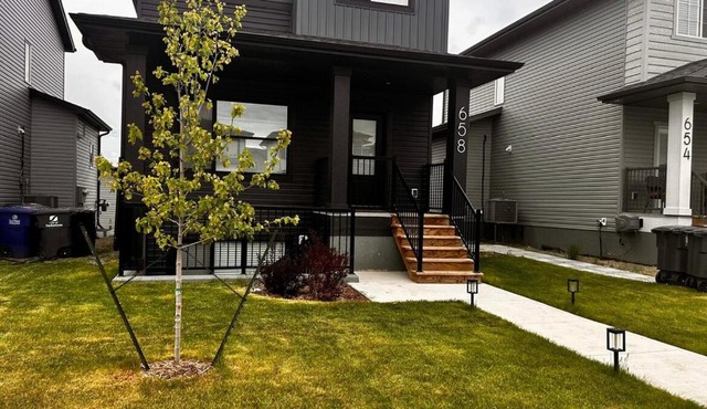 Modern, Stylish & Cozy Brighton Walkout Retreat, Sleeps 6