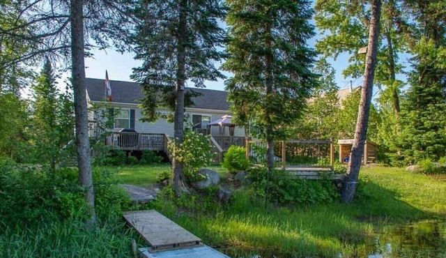 Moonlight - 3BR Pet-Friendly Cottage w/ Kayaks, BBQ, Firepit, Bocce Ball