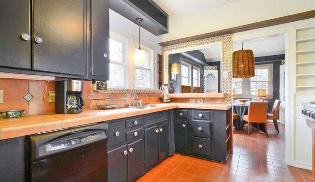 Moroccan-Inspired Retreat in SoLa -- Walk to Downtown Sleeps 6