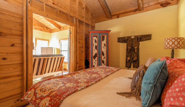 Mountain View Cabin Near Lost Maples & Garner Parks, Utopia and the Frio River