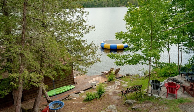Muskoka Lakefront Cottage w/Dock, Kayaks & Canoes Family Getaway