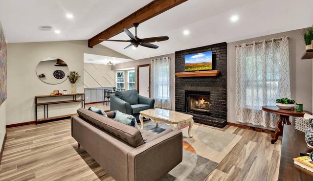 New Cozy Retreat Located 15 minutes to Waco