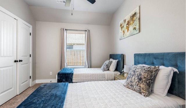 New Home: King bed, Near U of Ark, Family Friendly