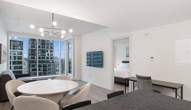 New Luxury Unit in Heart of MTL 806 | Metro access