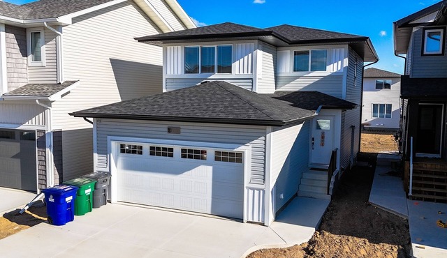 New Modern & Luxury 3BR+2.5 Bath w/Garage Home in Saskatoon, SK