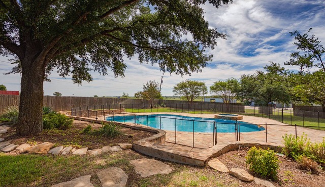 NEW! Moonlight Manor- Pool & Hot Tub- Just minutes from Downtown Waco