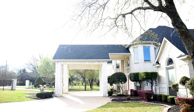 NEWHOUSE MANSION DALLAS TOP 10 Vacation Rental POOL and SPA 3 Acres Of Land