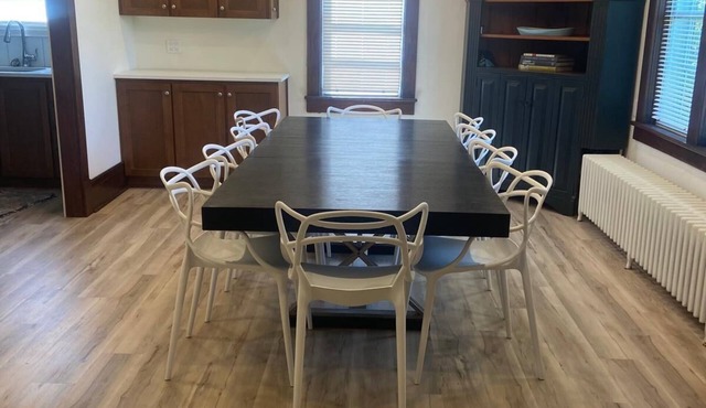 Newly Listed 4-bedroom , 2 bath house with WiFi, AC 10 minute walk to the Falls!