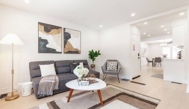 Newly renovated 3 bedroom unit Richmond Hill