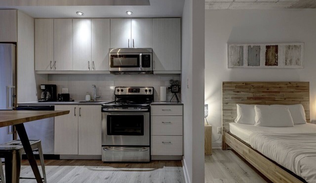 Nice loft in Montreal's Old Port, blending historic charm with modern comfort in a prime location.