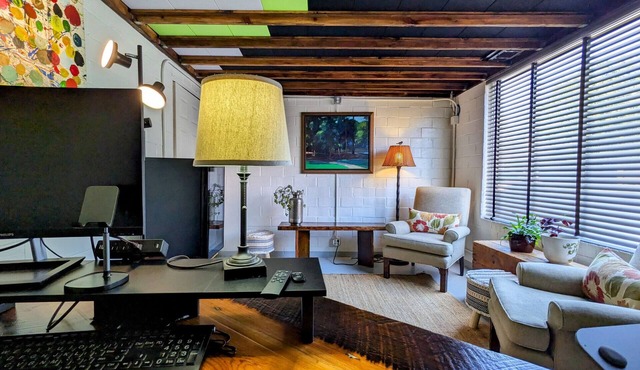 Office-Ette~For Let (short term rental office)