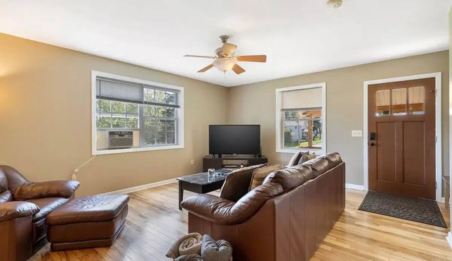 Open Concept/Spacious/Private/Modern/Hardwoods