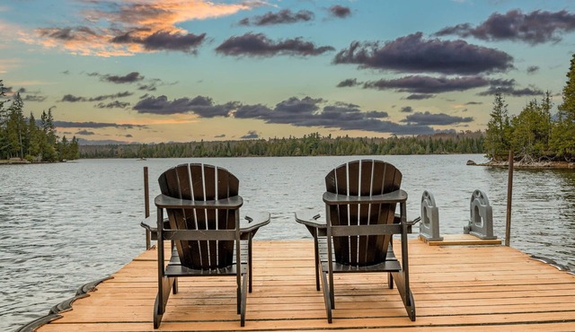 Pôr do Sol Lake House Modern Waterfront Cottage Hot Tub Pet friendly