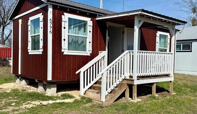 Peaceful 1-bedroom cabin near downtown Walnut Springs
