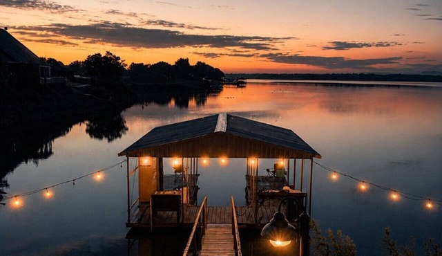 Peaceful Lakefront Retreat - Dock, Kayak & Sunrise Views - Sleeps 12