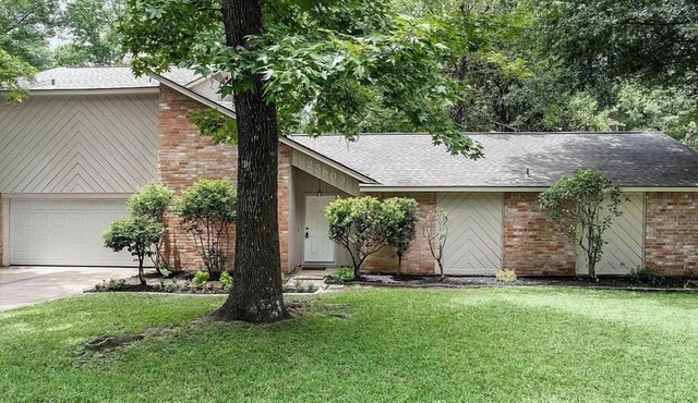 Peaceful Lakeview Retreat w/Private Backyard – Mins from The Woodlands!